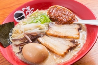 特製名古屋とんこつ（半熟煮玉子、辛味噌入り）